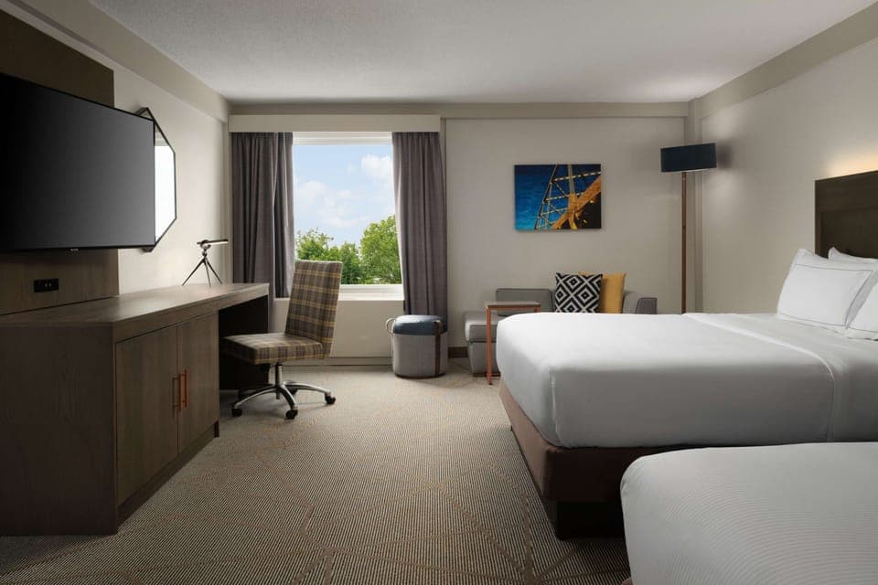 Premium bedding, in-room safe, desk, laptop workspace