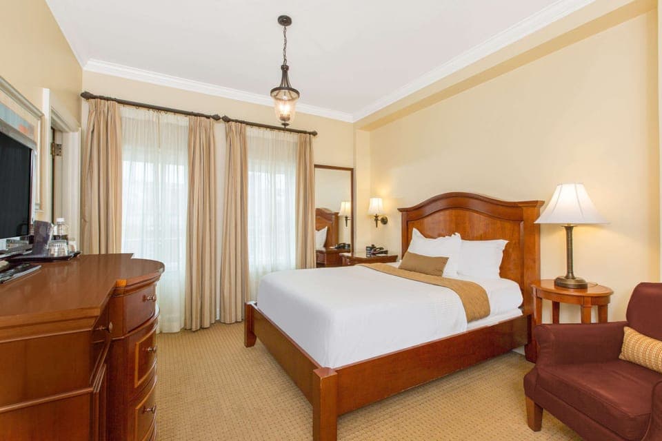 Room, 1 Queen Bed, Non Smoking | Premium bedding, pillowtop beds, in-room safe, desk
