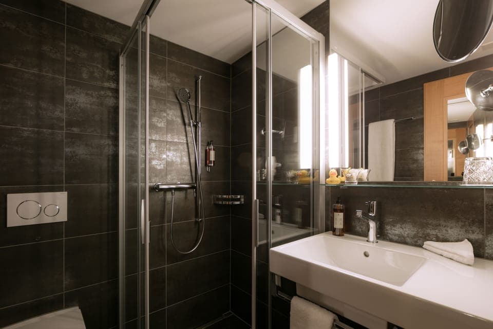 Shower, free toiletries, towels
