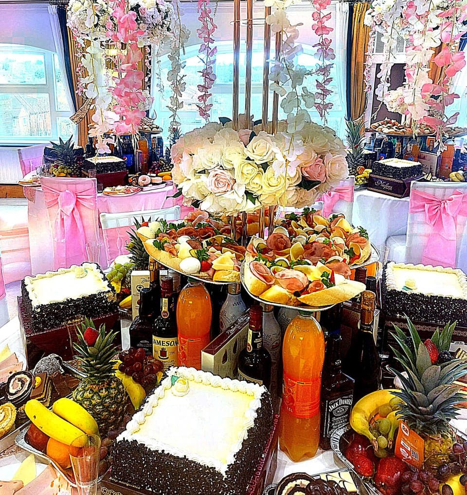 Breakfast, lunch and dinner served