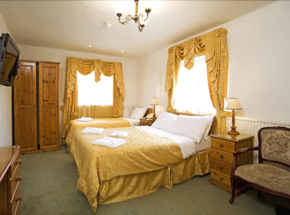 Twin Room | Individually decorated, individually furnished, laptop workspace