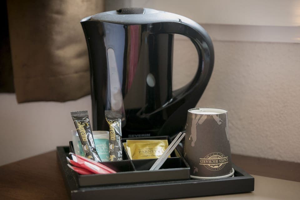 Comfort Room, 1 Queen Bed | Room amenity