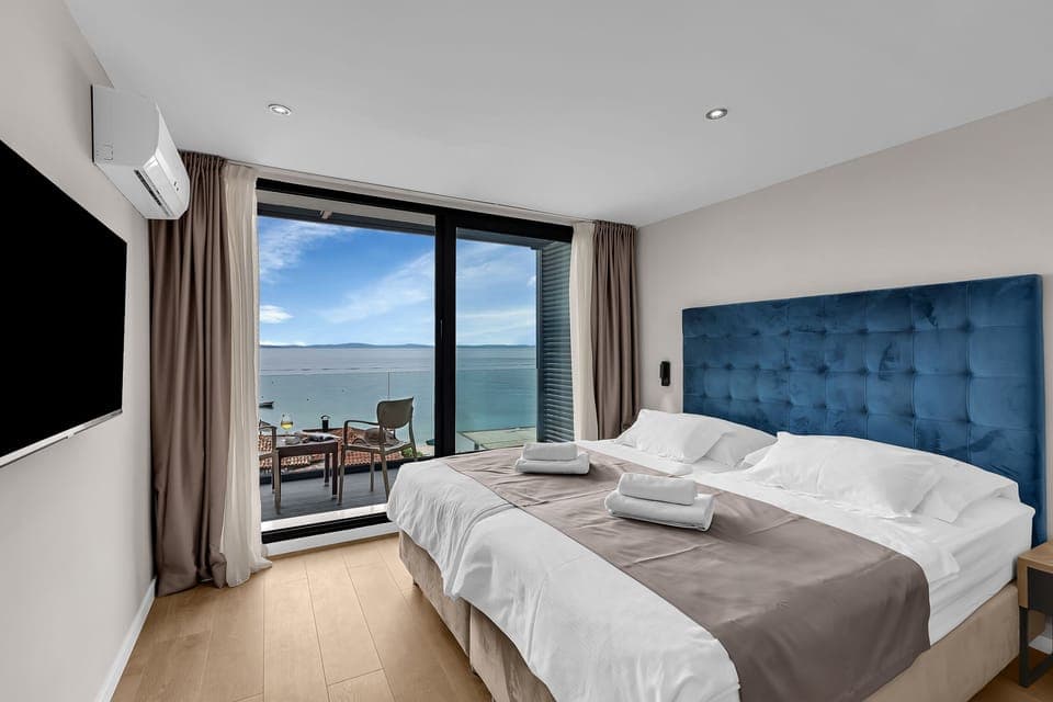 Double Room With Sea/Pool View | In-room safe, desk, blackout drapes, bed sheets
