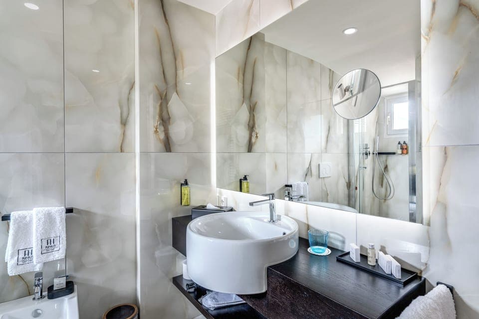 Shower, free toiletries, hair dryer, bidet