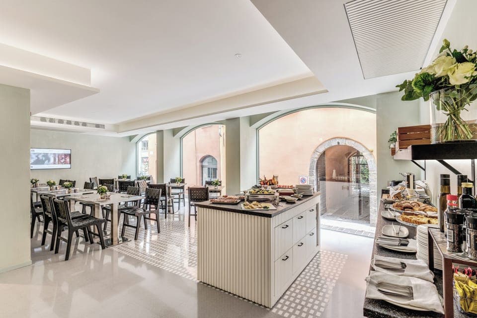 Daily full breakfast (EUR 24 per person)