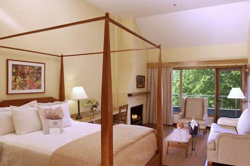 Premium Fireplace Lakeview | Premium bedding, individually furnished, desk, blackout drapes