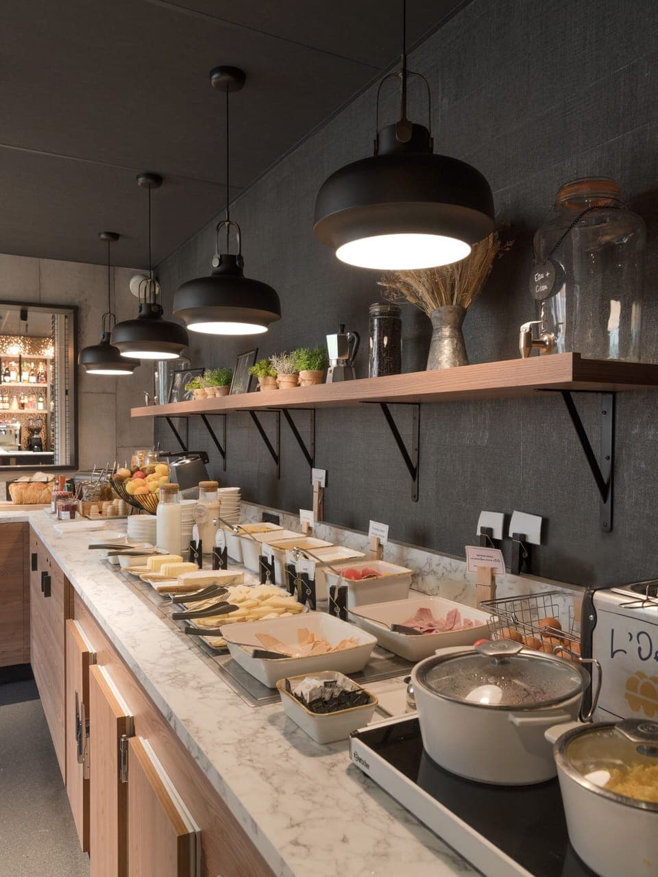 Daily continental breakfast (EUR 13.9 per person)