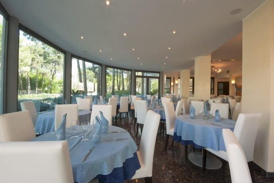 Breakfast, lunch and dinner served