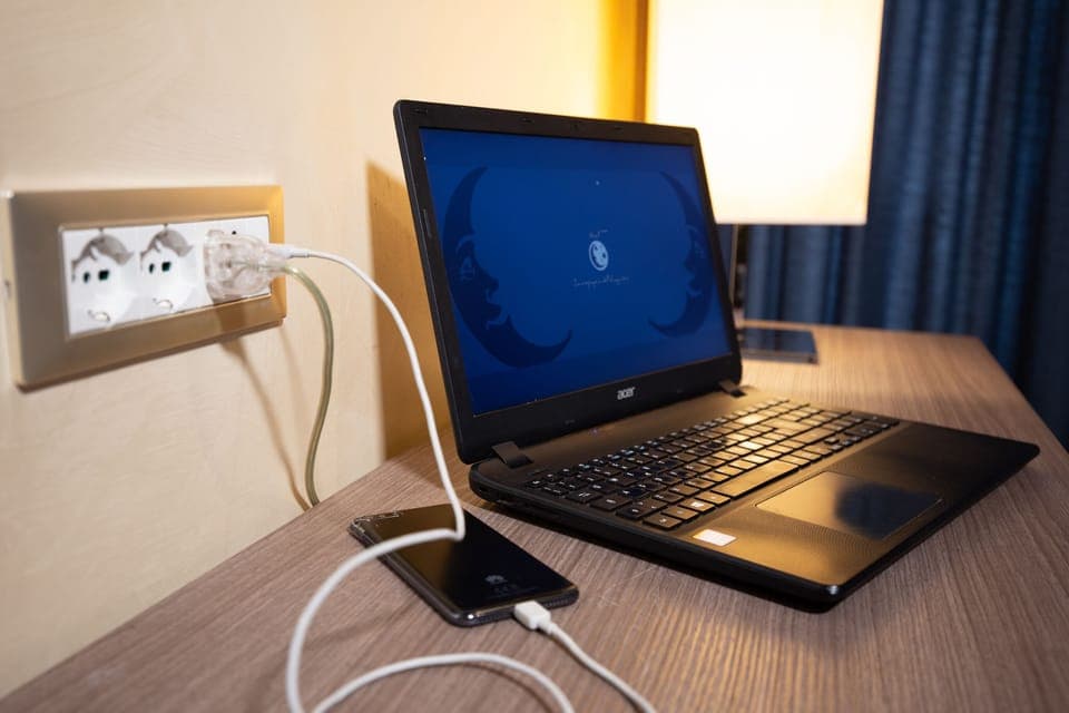 Standard Triple Room | In-room safe, desk, laptop workspace, soundproofing