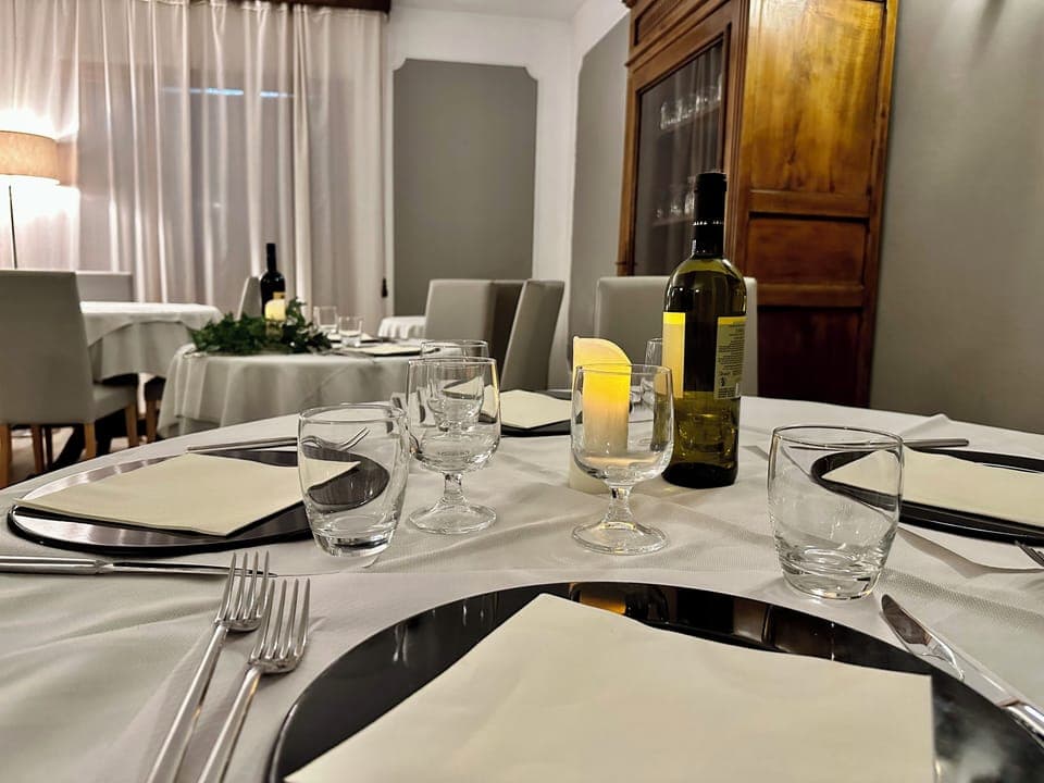 Breakfast and dinner served