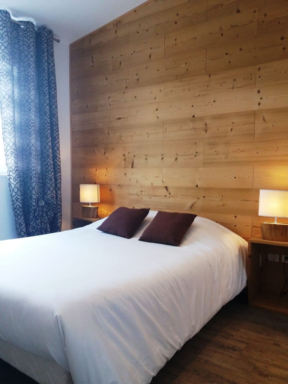 Classic Double Room, Lake View | Desk, blackout drapes, soundproofing, iron/ironing board