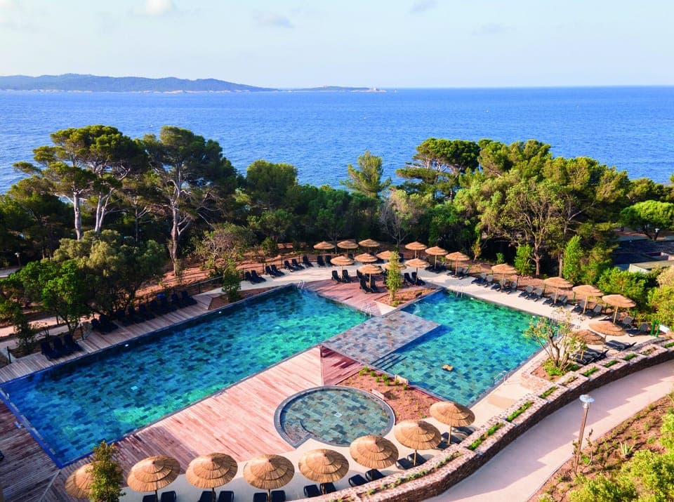 Seasonal outdoor pool, sun loungers