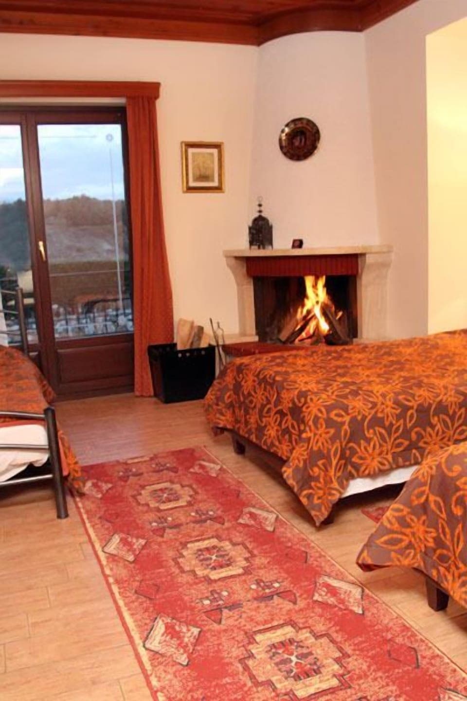 Triple Room, Fireplace | Living area | 32-inch flat-screen TV with cable channels, TV