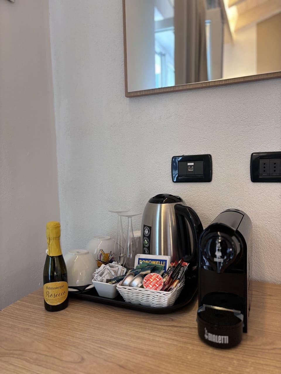 Deluxe Double Room, 1 Bedroom, Sea View | In-room dining