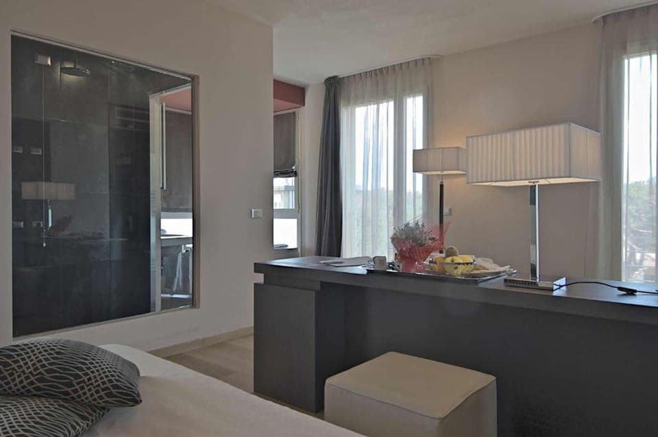 Suite | Down comforters, minibar, in-room safe, desk