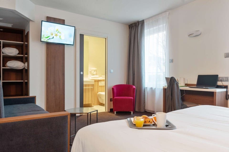 Blackout drapes, soundproofing, free cribs/infant beds