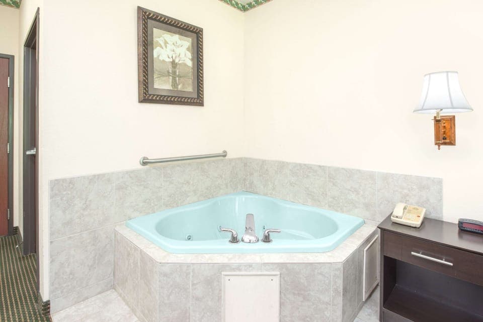 Deluxe Room, 1 King Bed, Non Smoking | Desk, blackout drapes, iron/ironing board, free cribs/infant beds