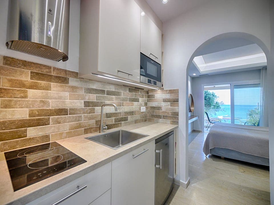 Fridge, stovetop, coffee/tea maker, electric kettle