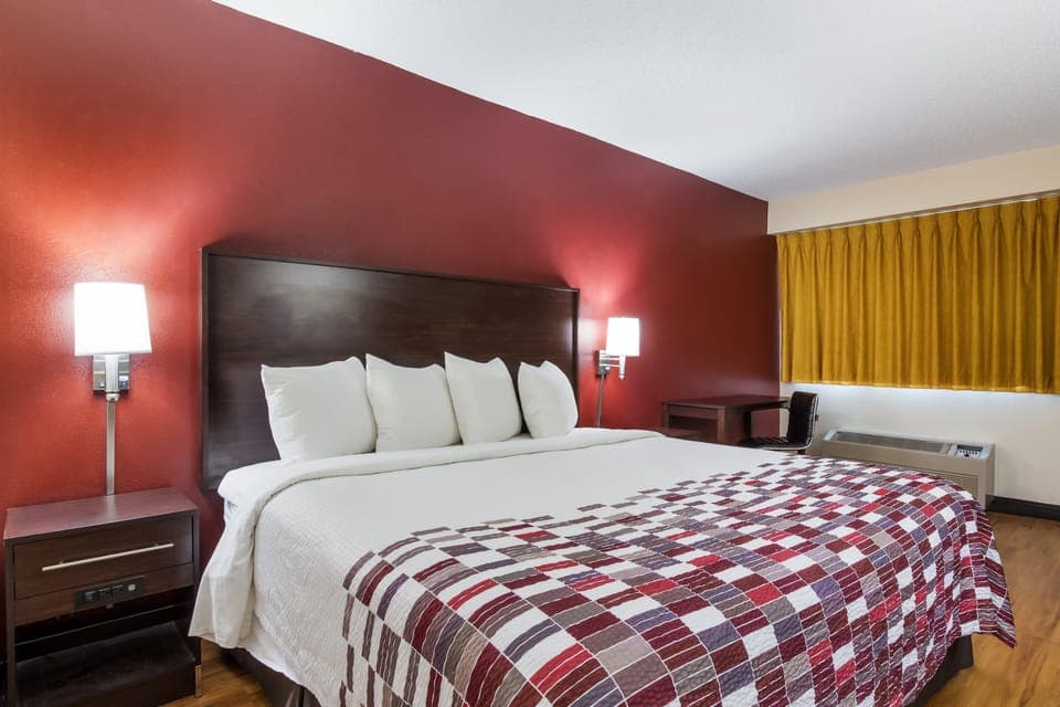 Superior Room, 1 King Bed, Non Smoking | Desk, laptop workspace, blackout drapes, rollaway beds