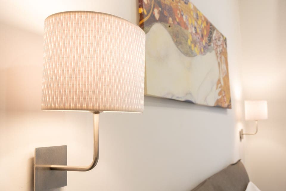 Camera 5 | 5 bedrooms, in-room safe, desk, soundproofing