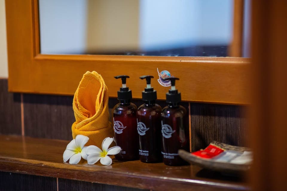 Deluxe Sea View | Bathroom | Shower, rainfall showerhead, free toiletries, hair dryer