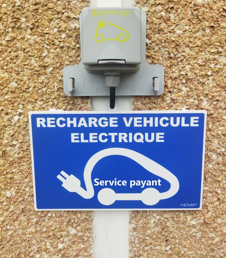 Electric vehicle charging station