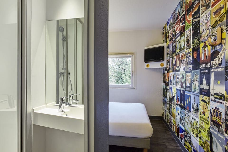 Room, 1 Double Bed, Private Bathroom (Cabrio) | Blackout drapes, free WiFi, bed sheets