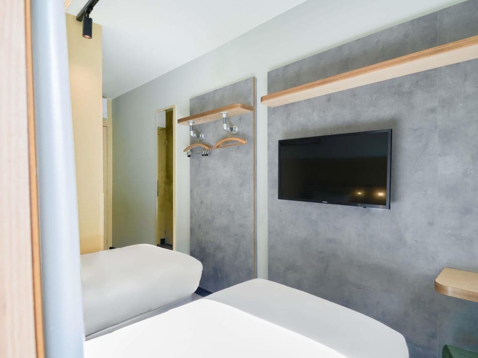 Room, 3 Twin Beds | Desk, soundproofing, free cribs/infant beds, free WiFi