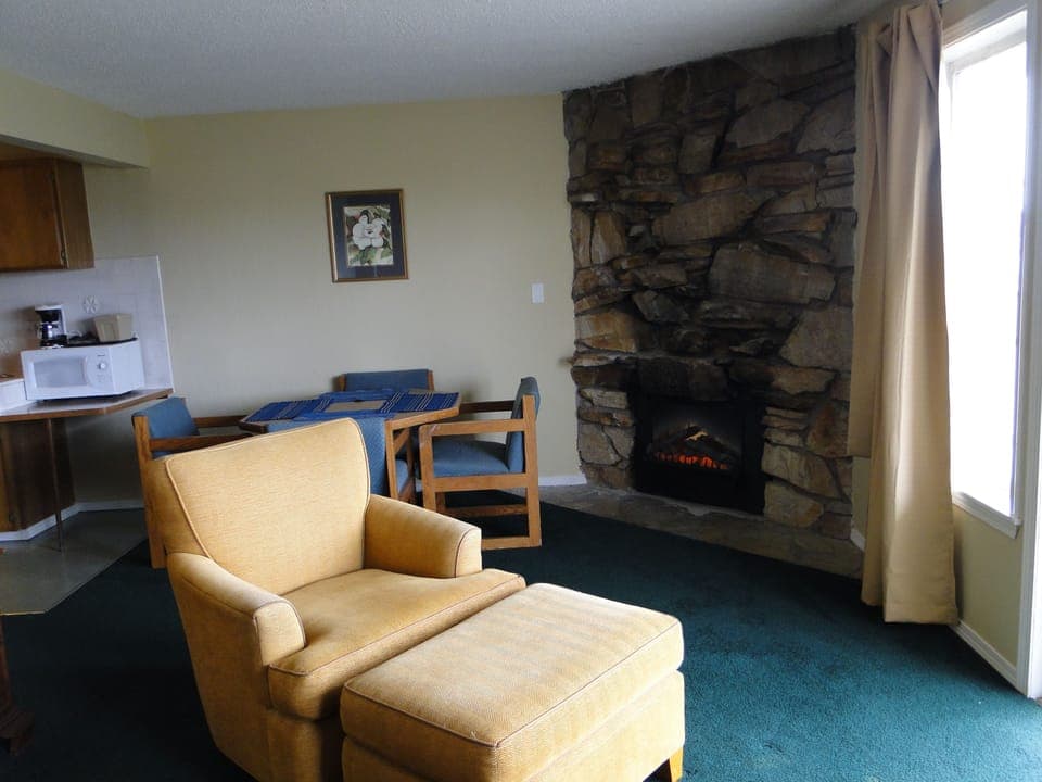 Standard Room, 3 Bedrooms, Kitchen (3 Bedrooms, 3 Queens, 1 King, Kitchen) | Living area | 32-inch flat-screen TV with satellite channels, TV