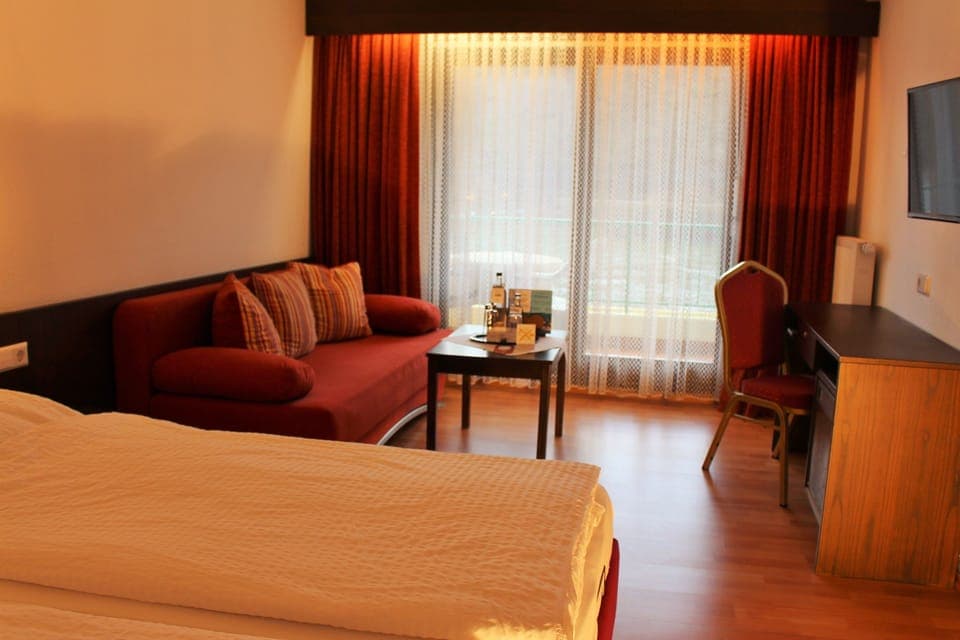 Double or Twin Room, Balcony (Partial river view) | 1 bedroom, hypo-allergenic bedding, desk, laptop workspace