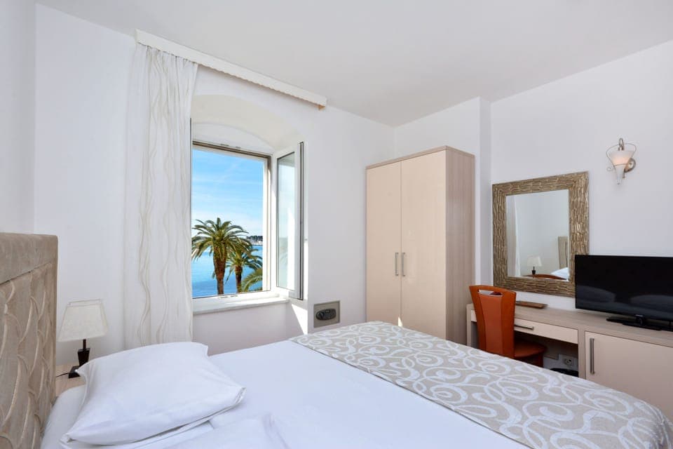 Deluxe Room, Sea View | Minibar, desk, free WiFi