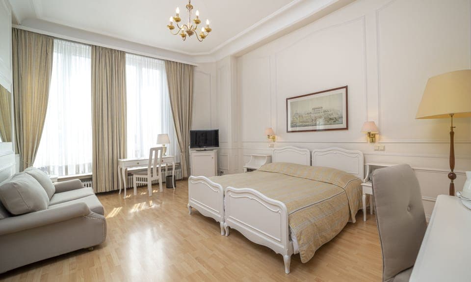 Superior Twin Room | Minibar, in-room safe, individually decorated, individually furnished