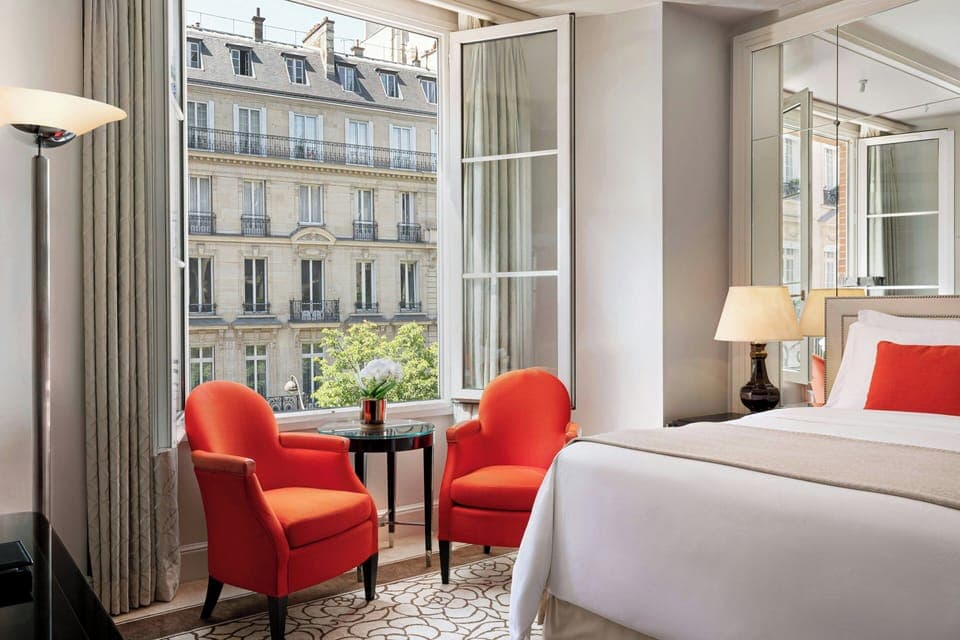 Art Déco King | Premium bedding, memory foam beds, in-room safe, desk