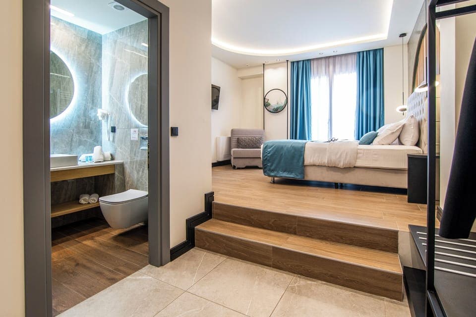 Suite | In-room safe, soundproofing, iron/ironing board, free WiFi