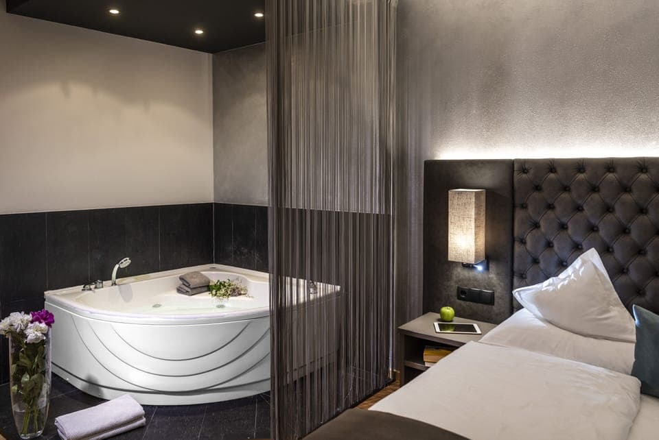 Junior Suite | Bathroom | Shower, free toiletries, hair dryer, bathrobes