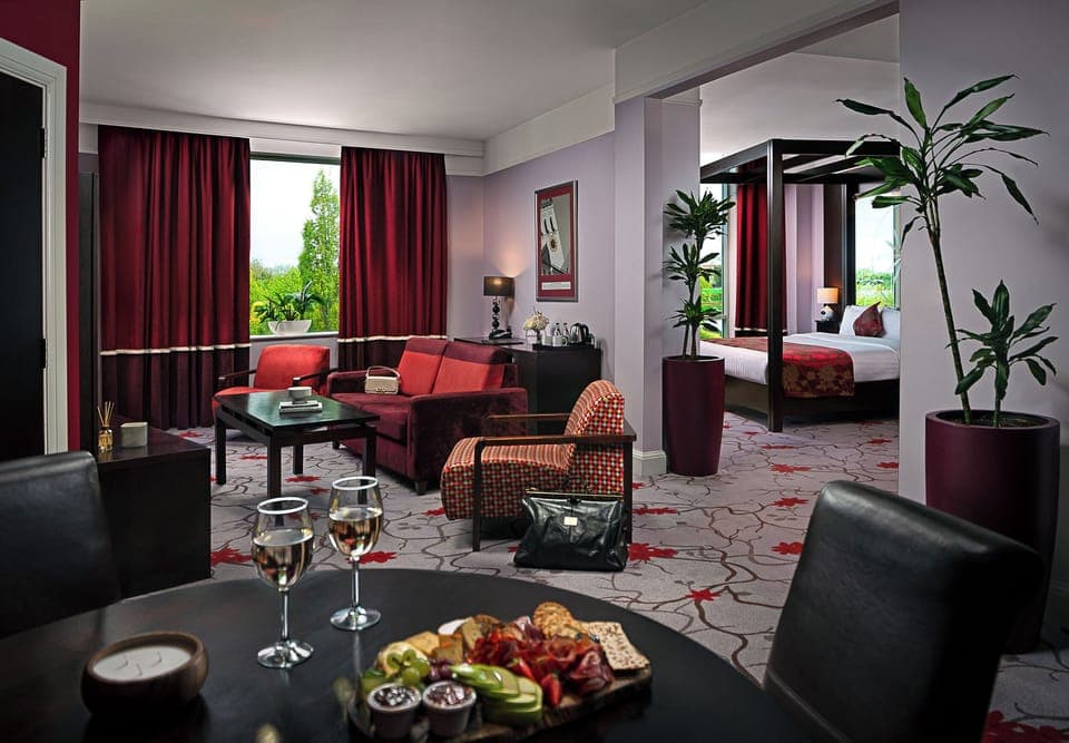 Superior Suite | Hypo-allergenic bedding, in-room safe, desk, laptop workspace