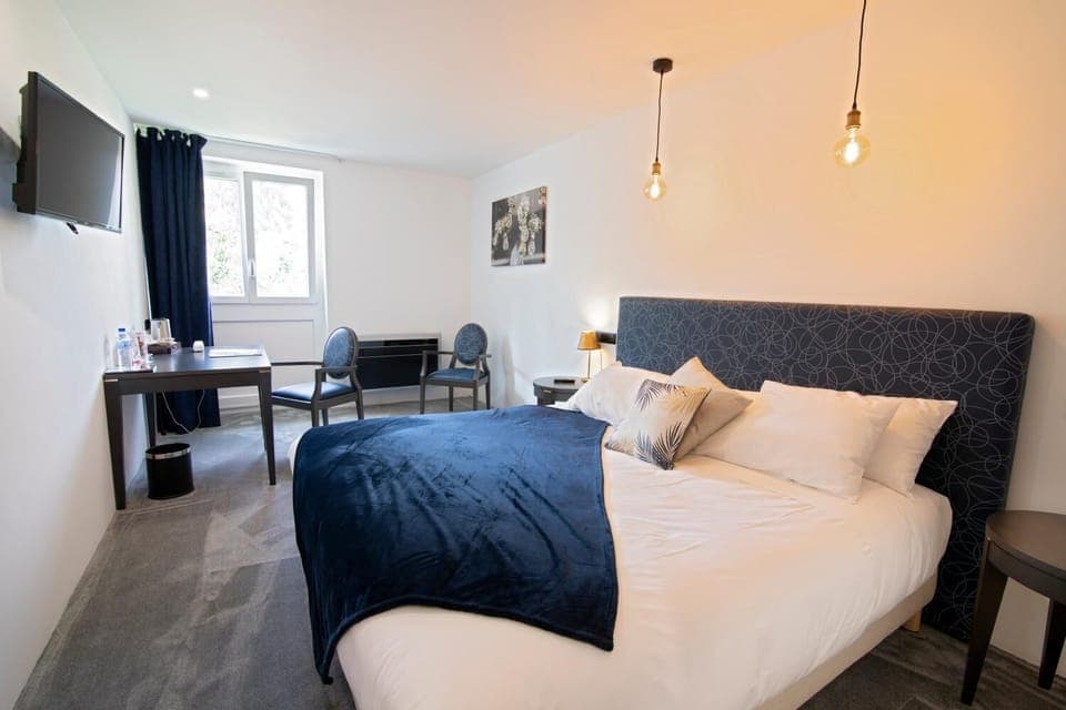 Grand Comfort Double | Premium bedding, pillowtop beds, free cribs/infant beds, free WiFi