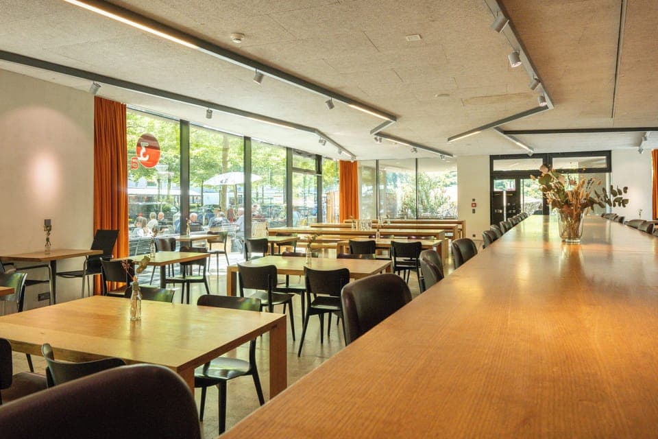 Breakfast, lunch, dinner served; international cuisine 