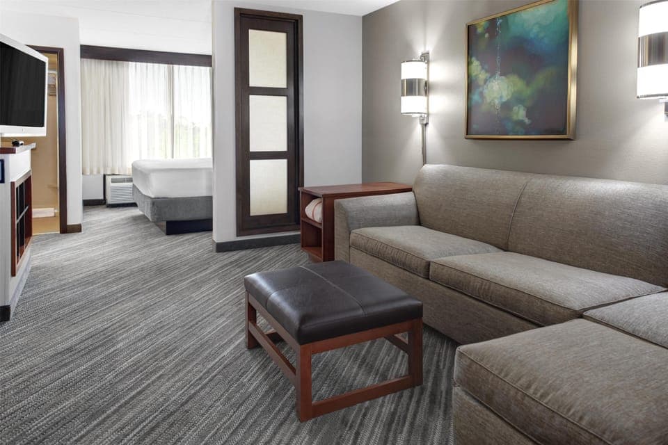 Hypo-allergenic bedding, pillowtop beds, minibar, desk