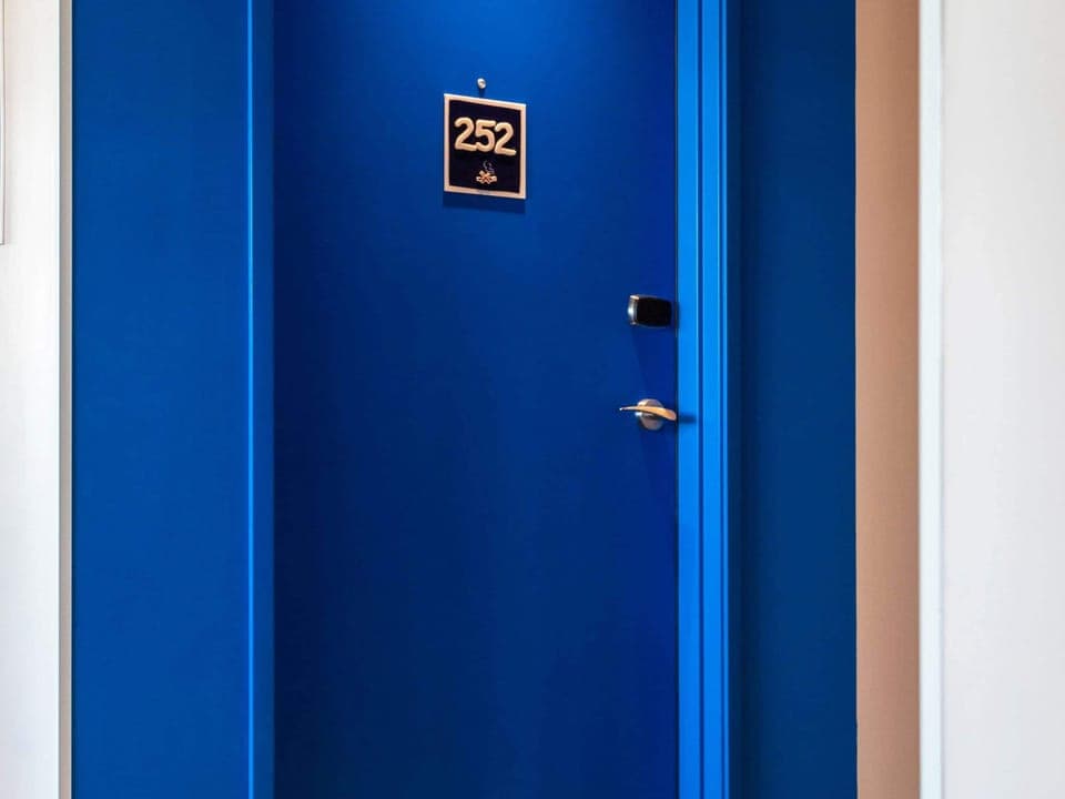 Desk, soundproofing, free WiFi, bed sheets