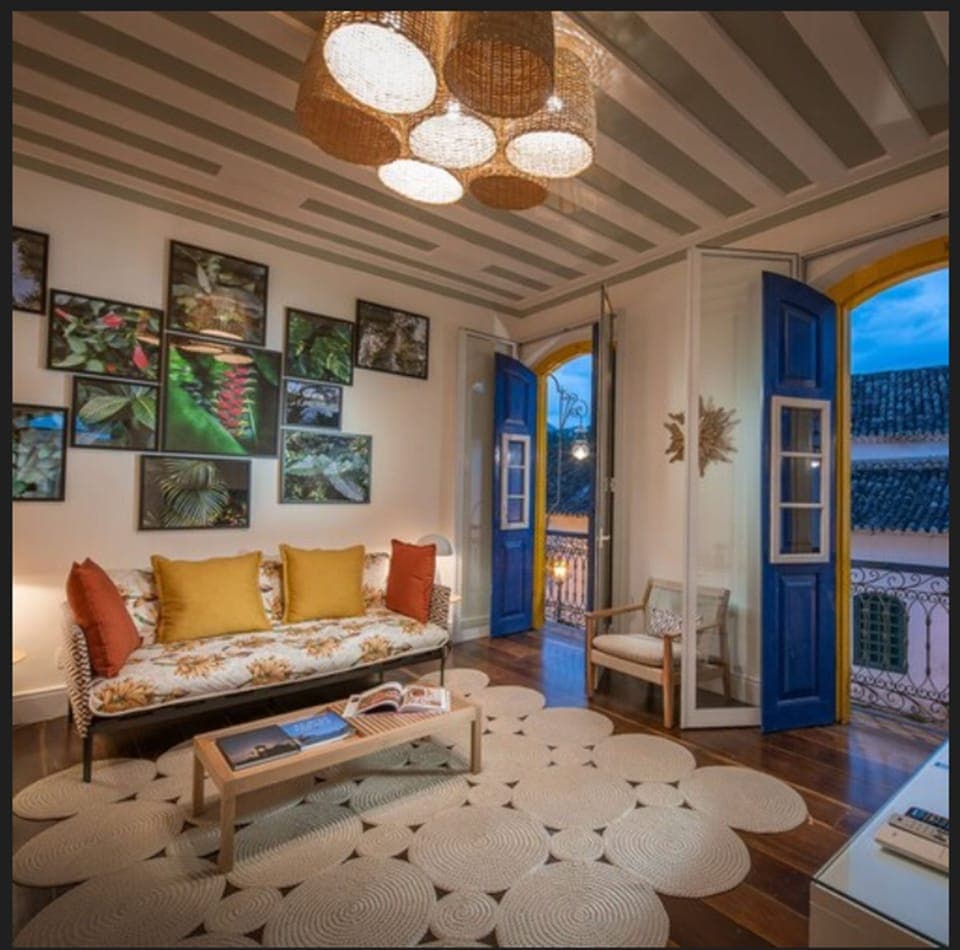 Suíte Master | Living area | 42-inch TV with cable channels