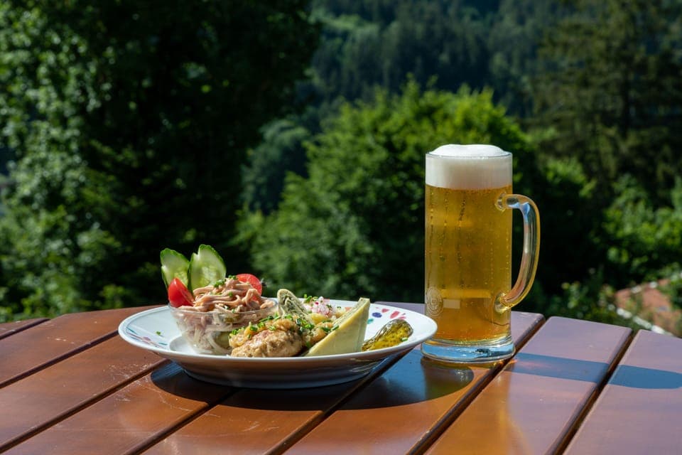 2 restaurants, lunch, dinner served; Regional cuisine