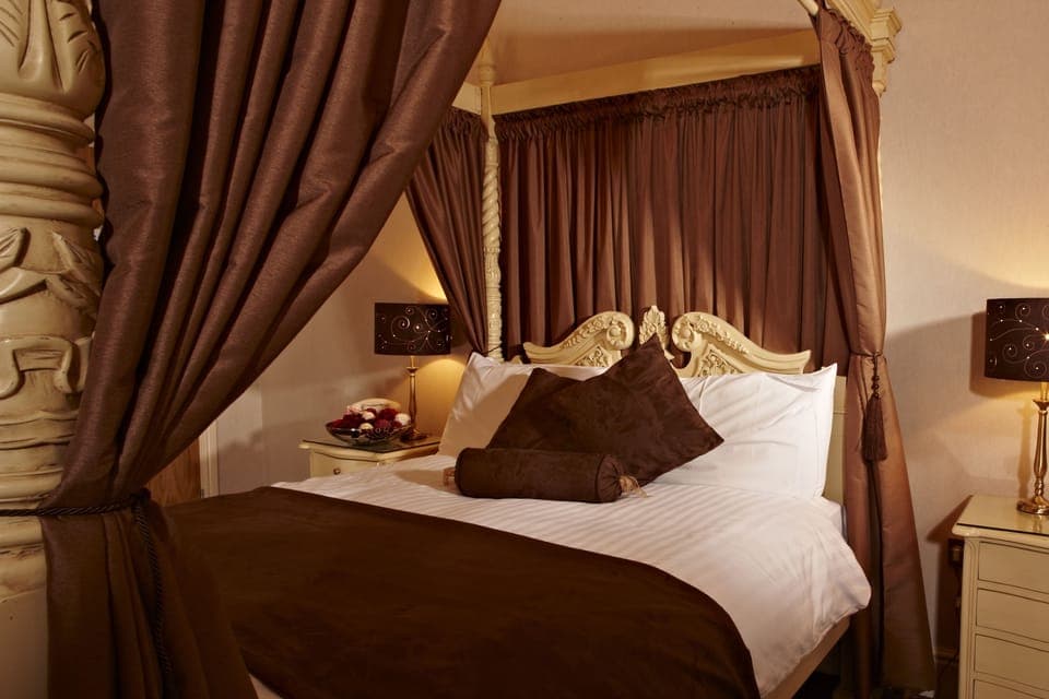 Deluxe Room, 1 Double Bed, Non Smoking, Jetted Tub (Four Poster Bed) | Individually decorated, individually furnished, desk, iron/ironing board