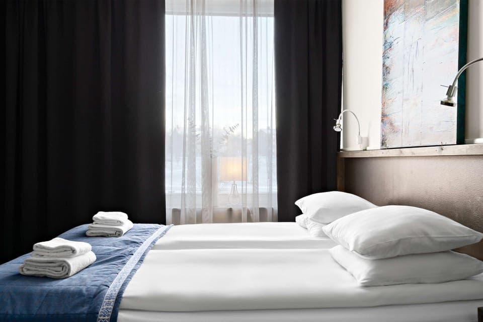 Deluxe Room, 1 Queen Bed, Non Smoking | Individually decorated, individually furnished, desk, blackout drapes