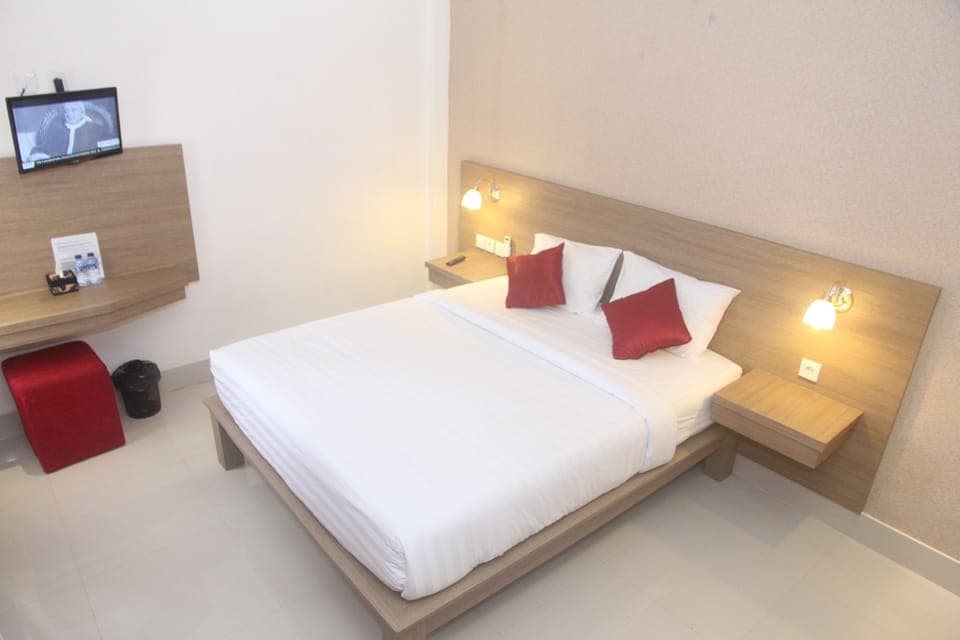 Deluxe Queen Room | In-room safe, desk, soundproofing, free WiFi