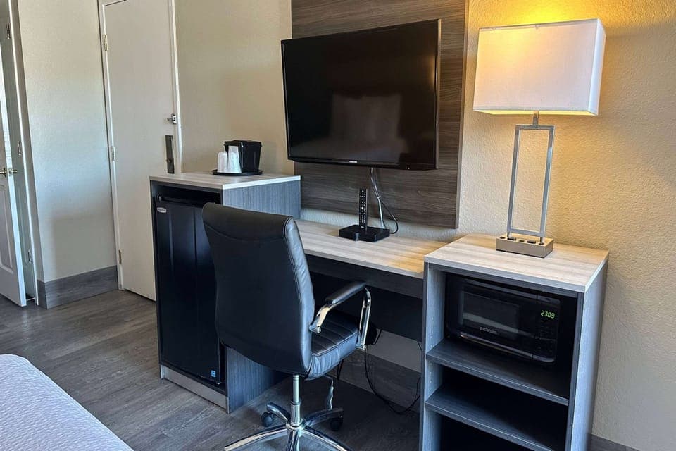 Premium bedding, desk, iron/ironing board, free cribs/infant beds