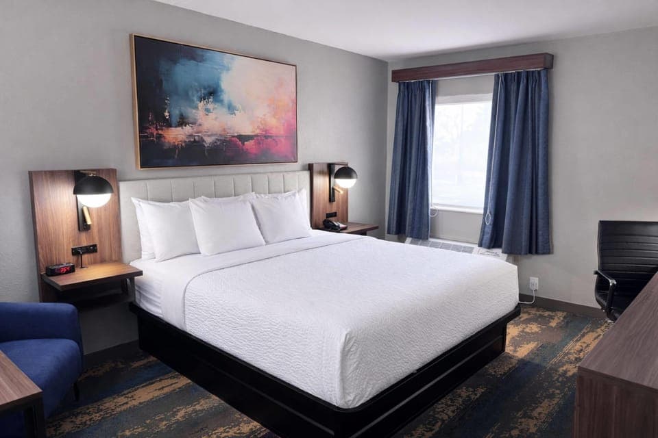 Egyptian cotton sheets, premium bedding, pillowtop beds, desk