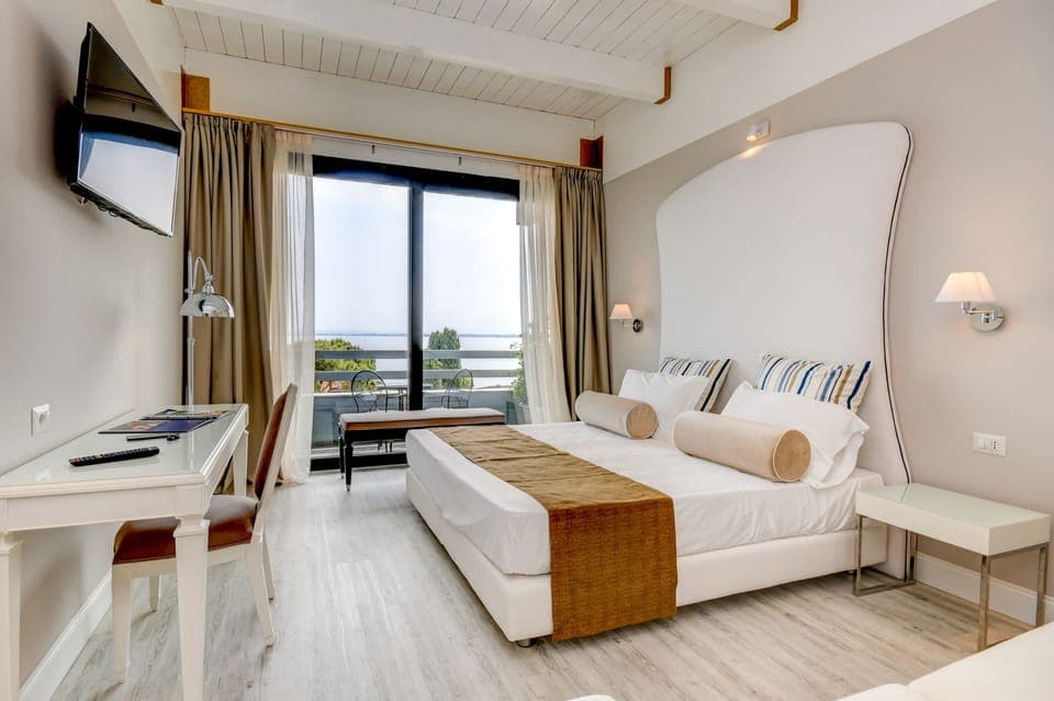 Deluxe Double Room, Balcony, Lake View | Minibar, in-room safe, iron/ironing board, bed sheets