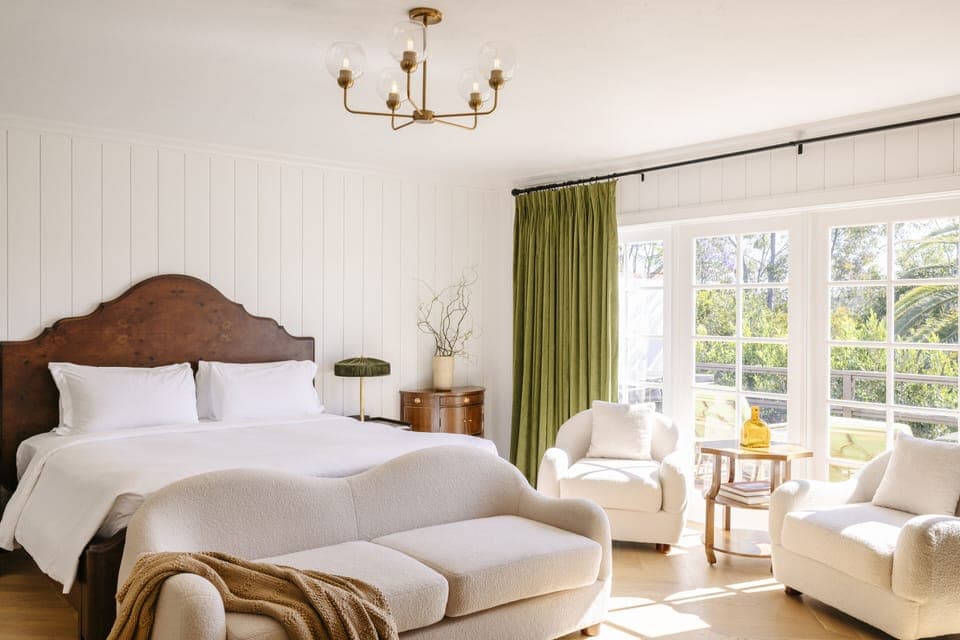 Premium bedding, desk, iron/ironing board, free cribs/infant beds