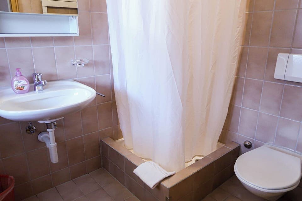 Shower, towels